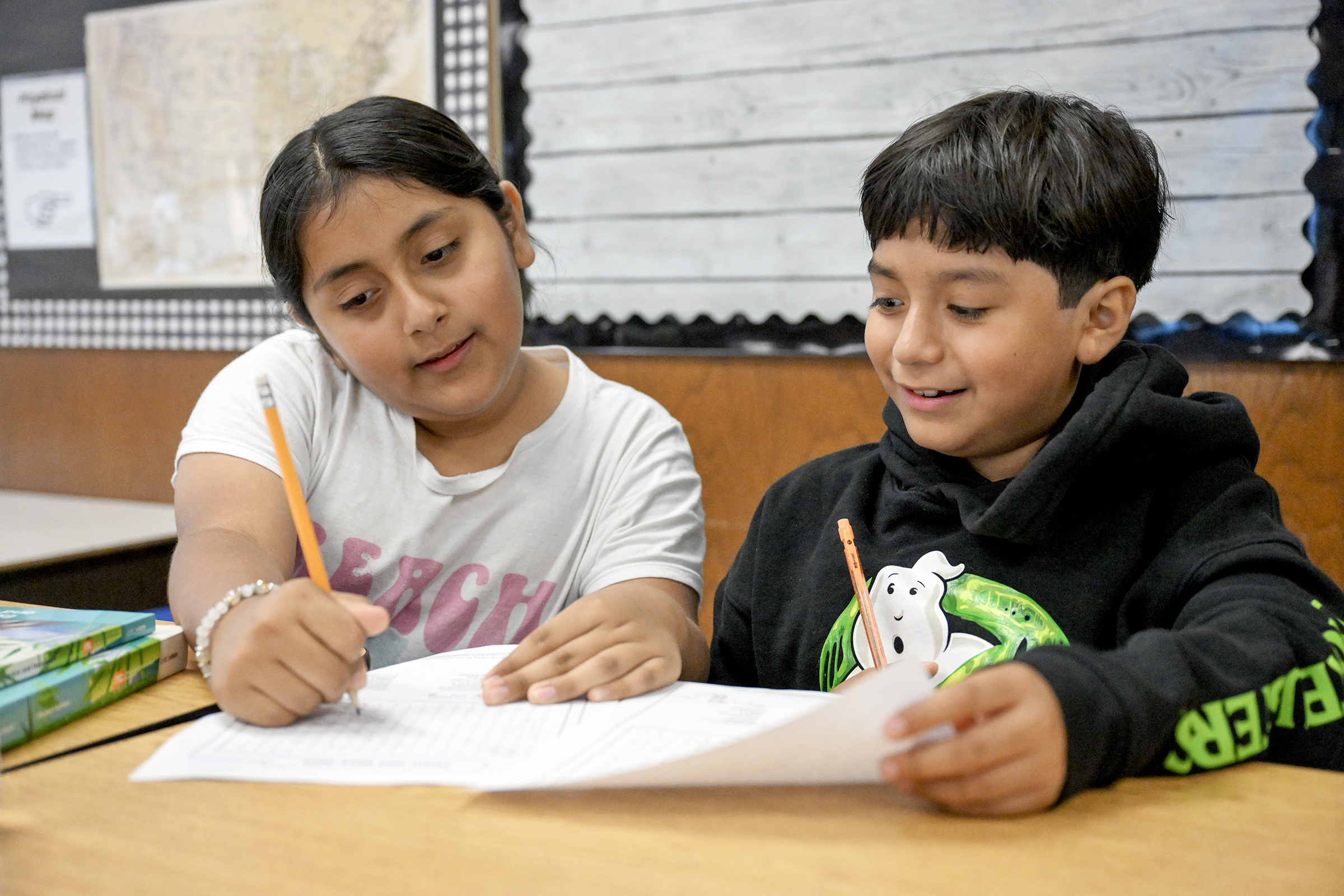 Two students work together 